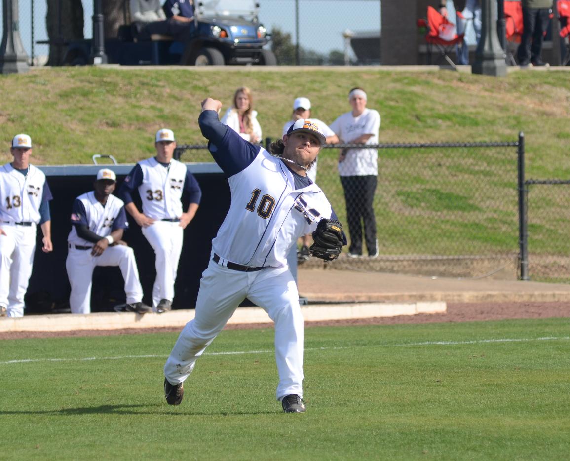 Bulldogs use late inning heroics to sweep Illinois Central