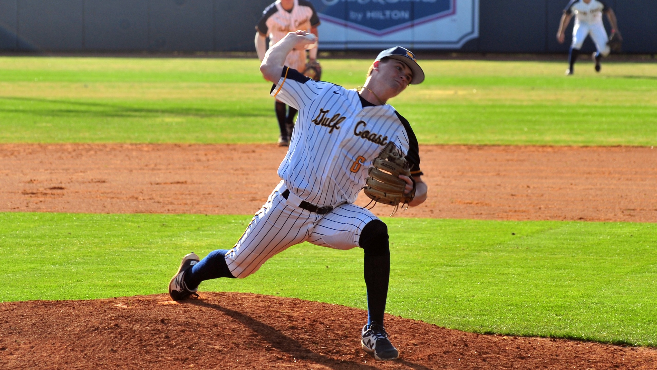 Reed dominates in pitching duel for split
