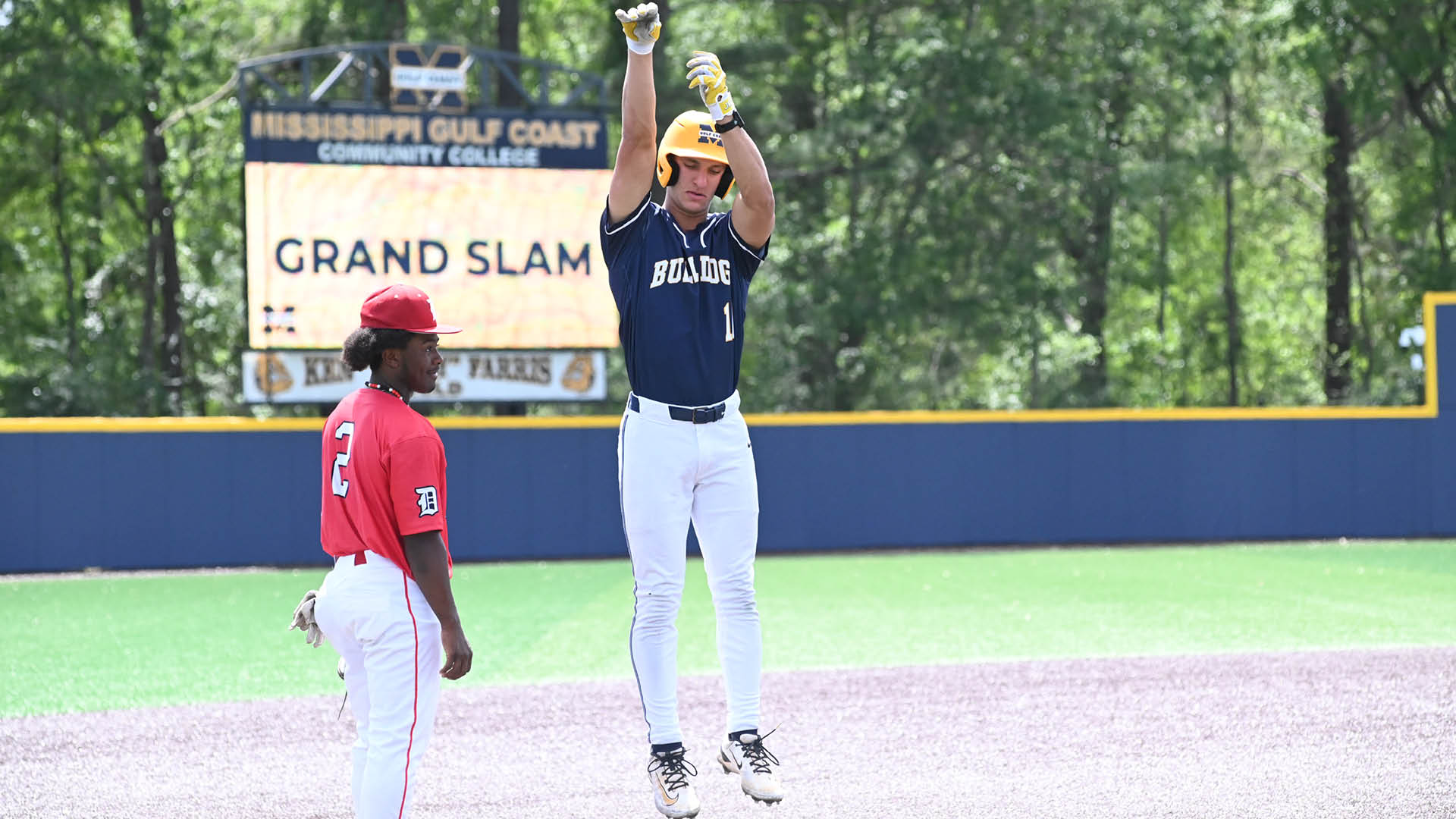 Bulldogs get back to .500 in MACCC