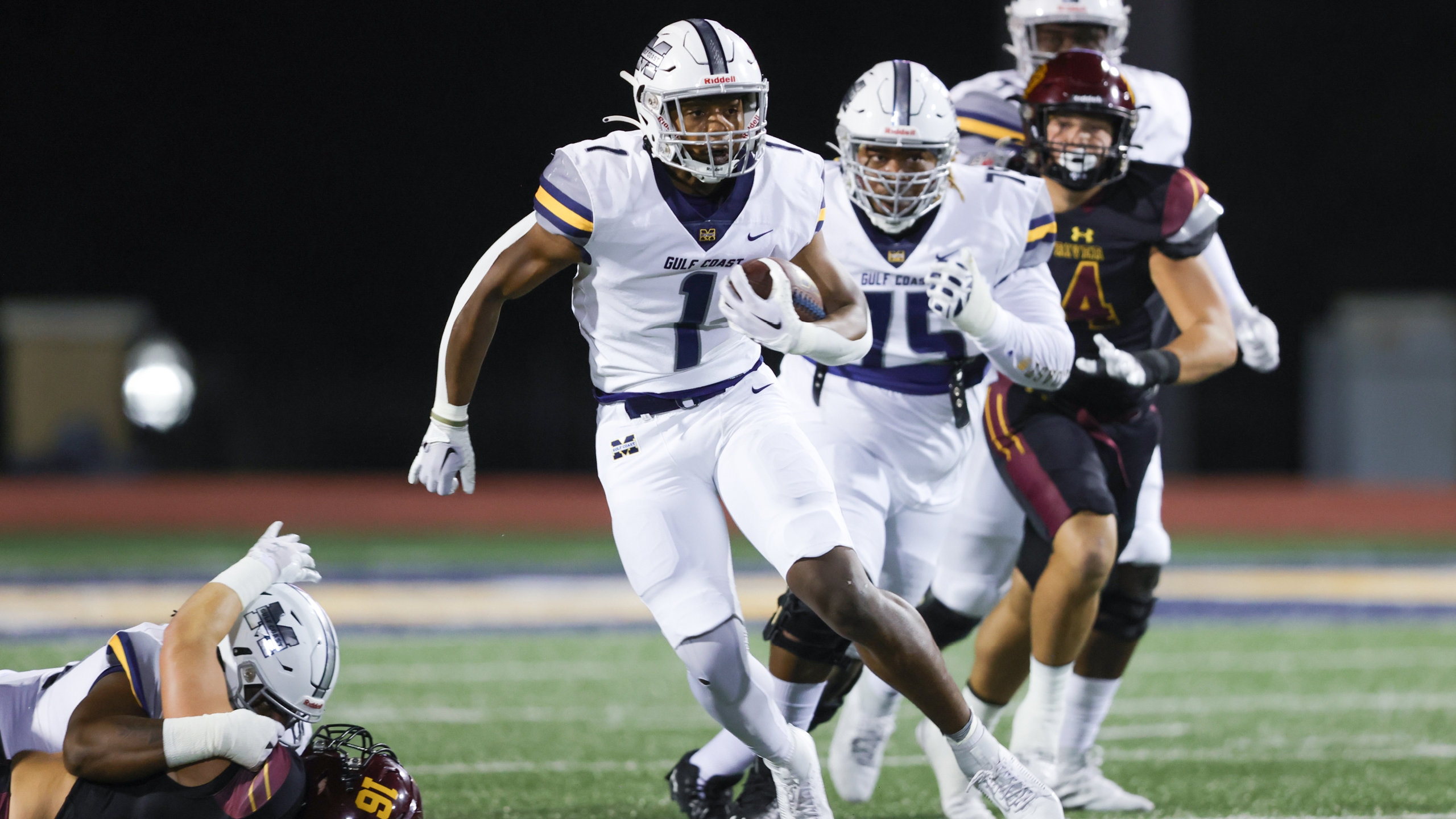 No. 4 Bulldogs run past PRCC