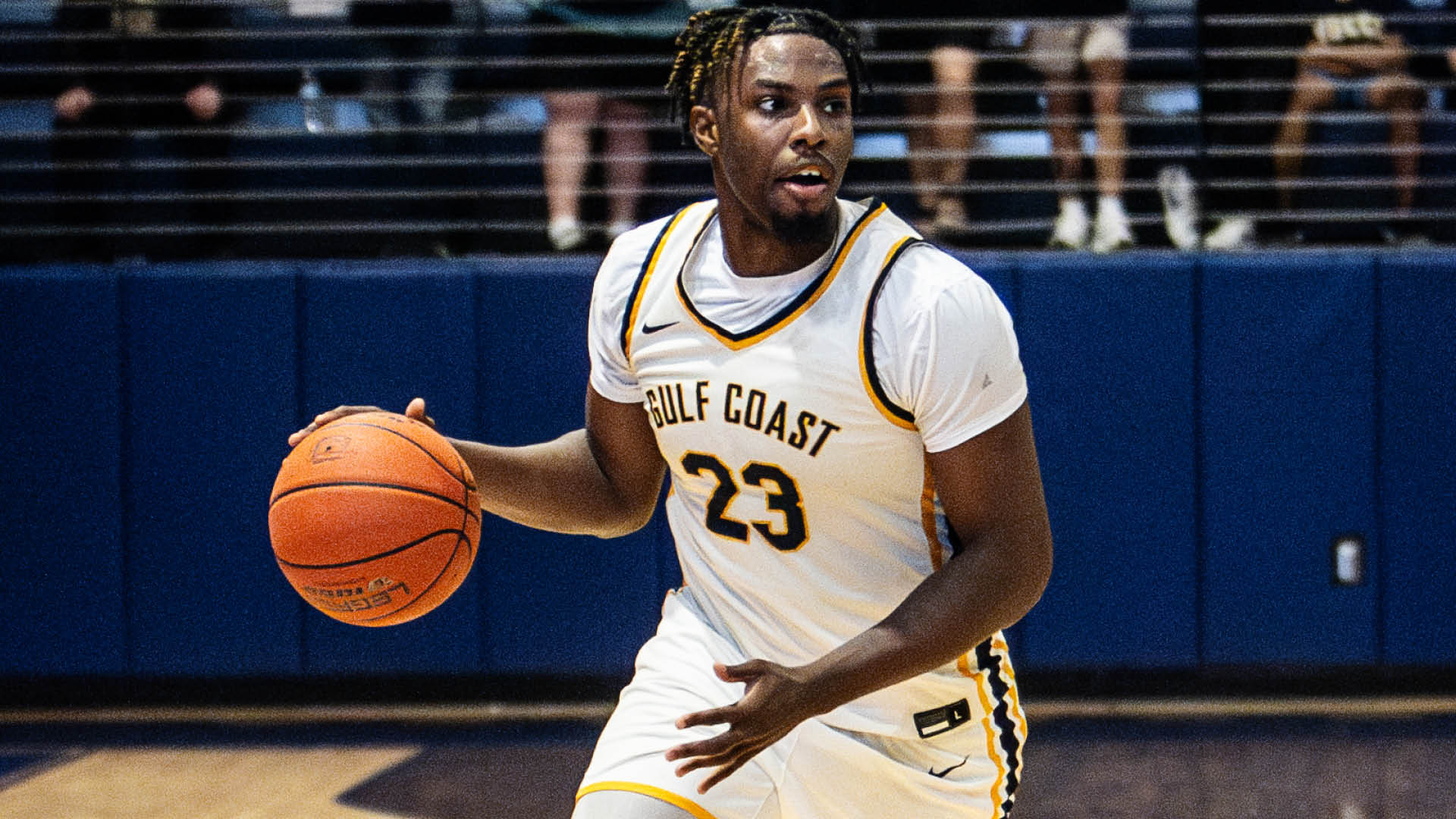 Lee gets game-winner in 54-53 victory