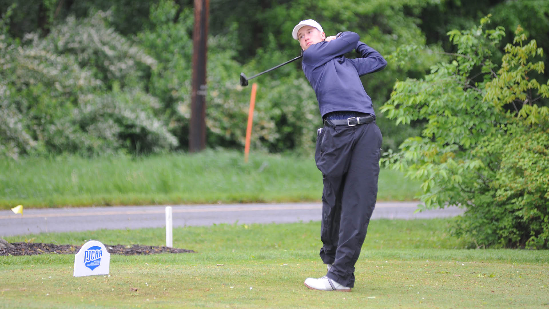 No. 1 Bulldogs endure wet, windy chilly Day 1