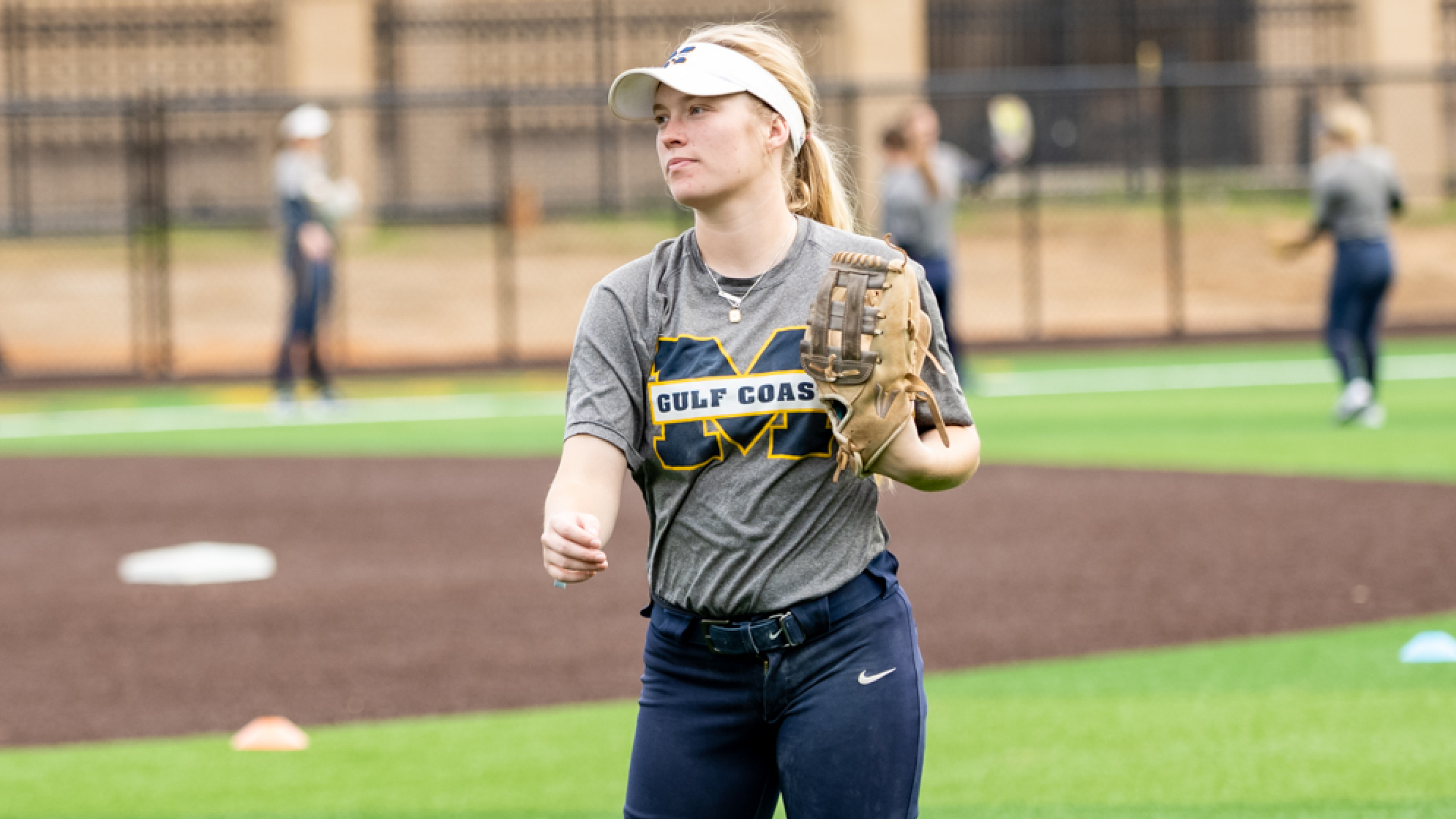 Bulldog bats wake up to earn split