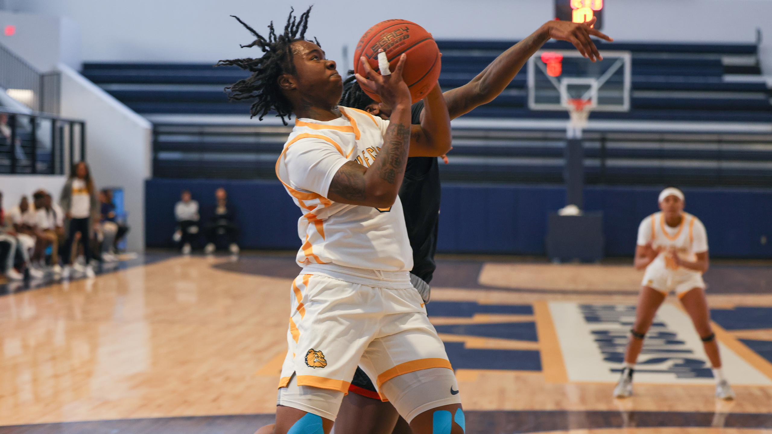 Bulldogs win 2nd straight in new gym