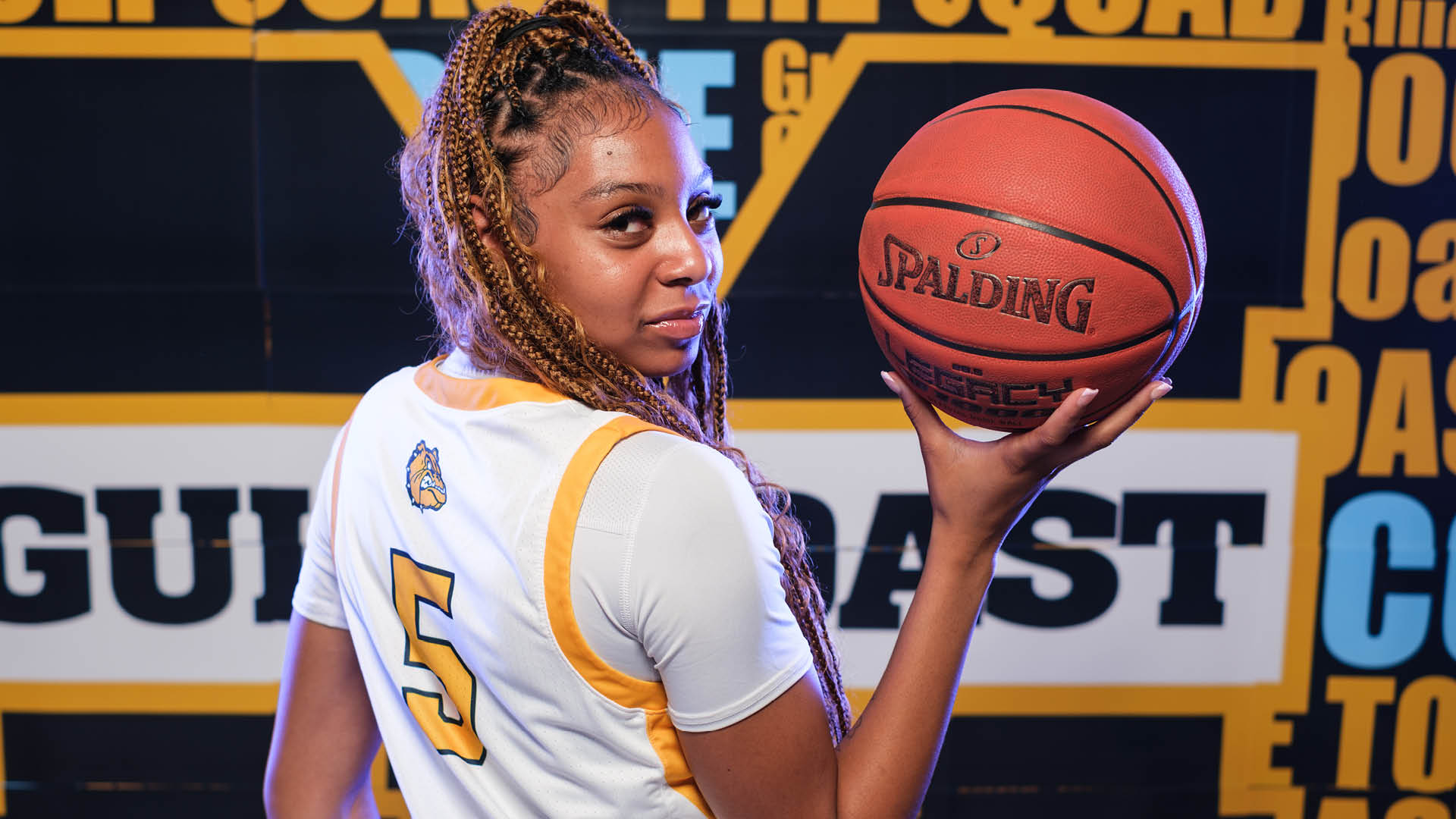 Bulldogs hold off rally to maintain 1st place